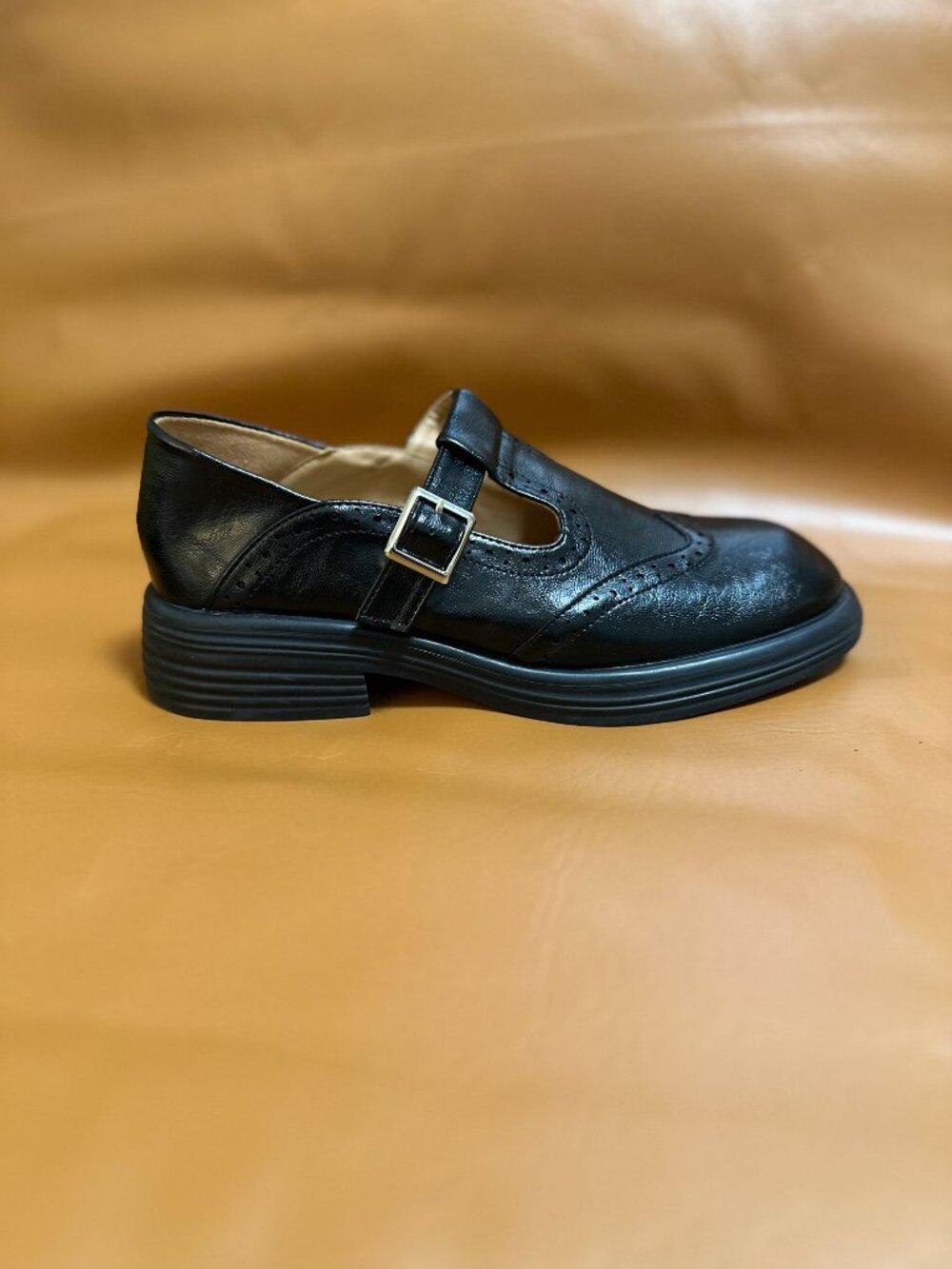Black Sheepskin T-Strap Brogue Mary Jane Size 8 Like New - Picture 3 of 8